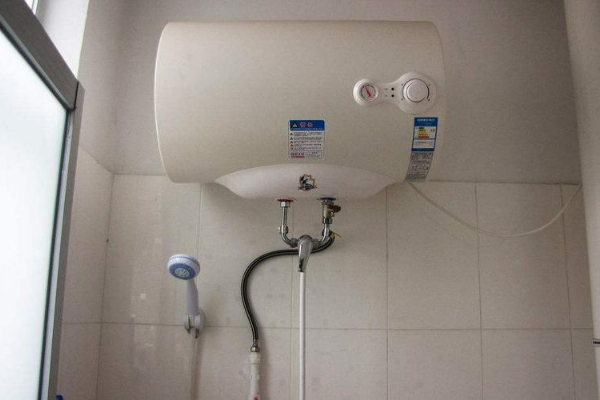 電熱水器帶有水閥門