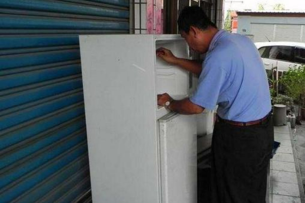 冰箱側(cè)管結(jié)冰并且阻塞